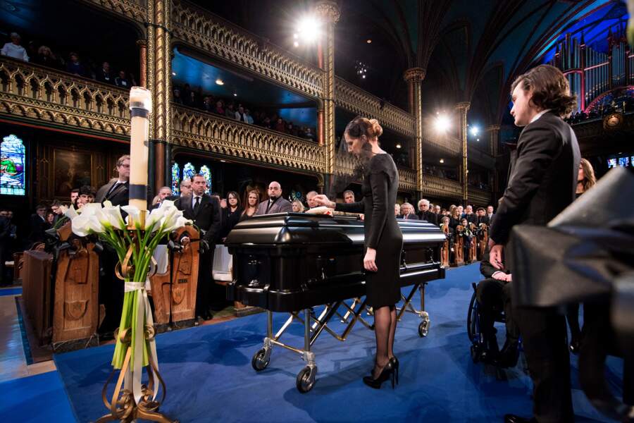Profonde émotion au moment de refermer le cercueil, Céline Dion salue une dernière fois René