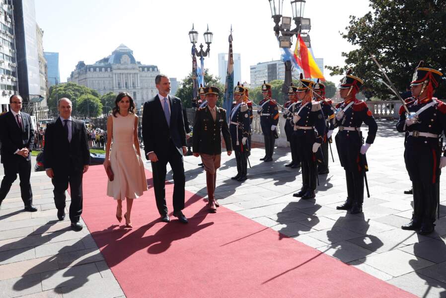 La reine Letizia d'Espagne et le roi Felipe VI ont rencontré le président argentin et sa femme ce lundi 25 mars