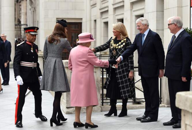 Kate Middleton en collants noirs avec Elizabeth II inaugurent la ré-ouverture de la "Bush House" à Londres