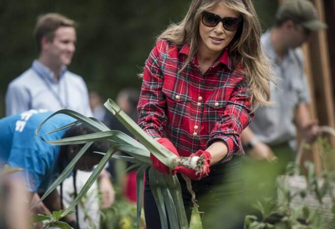 Melania Trump et sa chemise à carreaux Balmain, dans les jardins de la Maison Blanche, le 22 septembre 2017