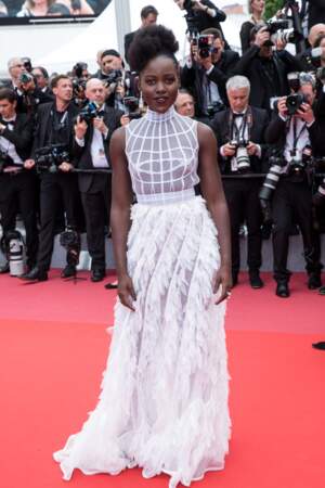 Lupita Nyong'o magnifique en robe longue Dior Couture lors de la montée des marches 