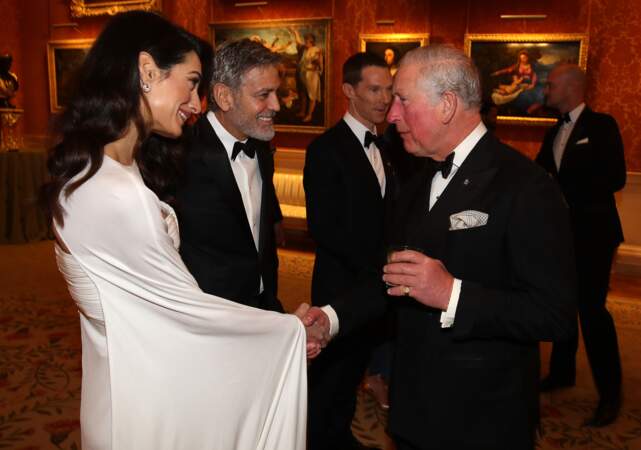 Amal Clooney était sublime dans cette robe blanche immaculée et moulante avec le prince Charles