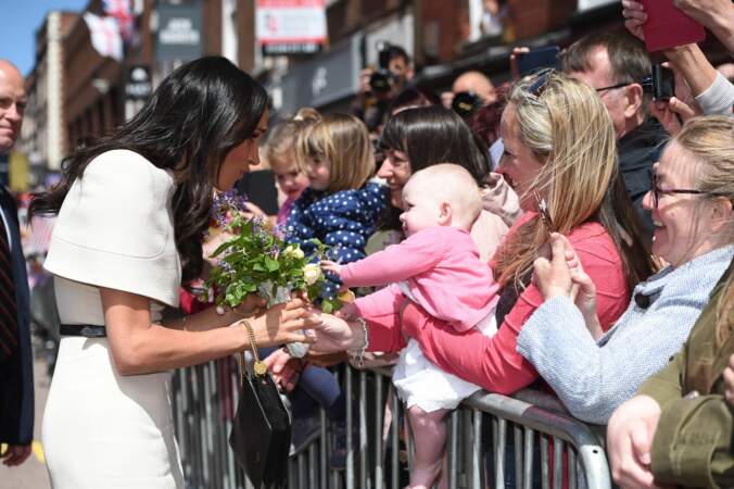 Meghan, sous le charme d'un adorable bébé, lors d'une visite à Chester, le 14 juin 2018