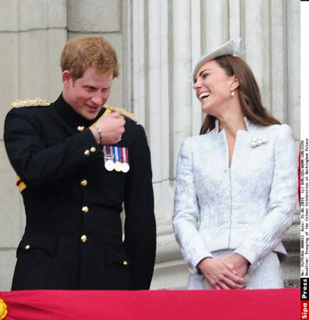 Durant le Trooping Colour Kate Middleton et Prince Harry s'éclatent