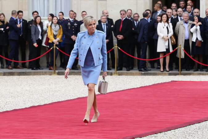 Brigitte Macron et son joli chignon pour la passation
