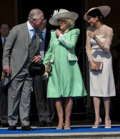 Charles, Camilla et Meghan en pleine conversation pendant la garden party à Buckingham, le 22 mai 2018