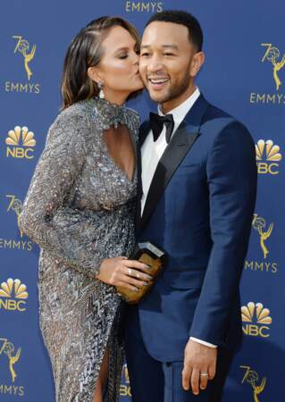 Chrissy Teigen et son carré court effet mouillé, au bras de son mari John Legend, aux Emmy Awards 2018