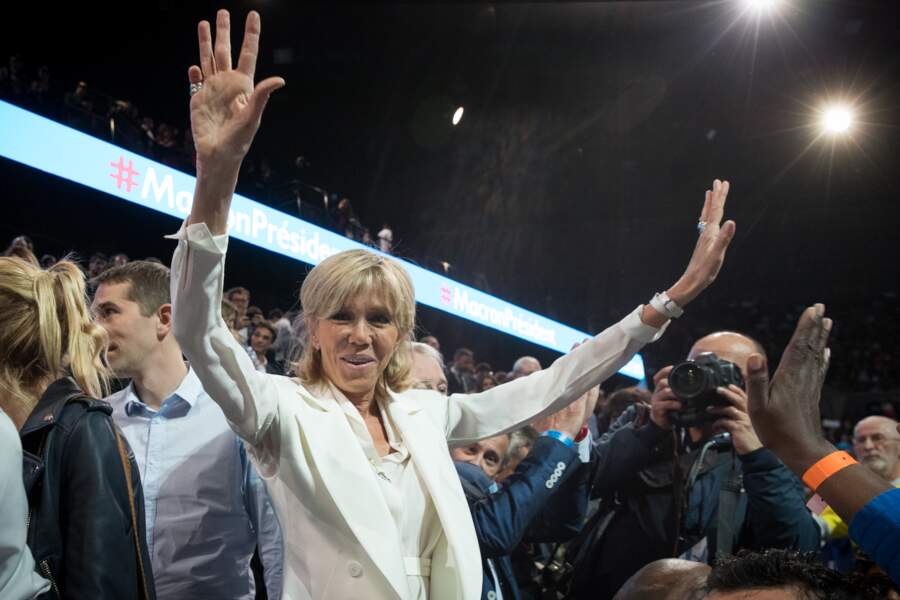 Brigitte Macron très applaudie au meeting de son mari le 17 avril