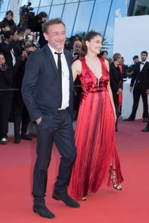 Jean-Paul Rouve et Laetitia Casta en robe fendue rouge Alexander McQueen