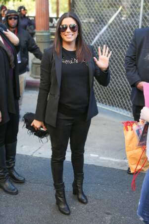 Total look noir avec veste, slim et bottines noires pour Eva Longoria à 4 mois de grossesse