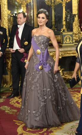 La reine Letizia a fait une apparition majestueuse dans une robe bustier signée Felipe Varela