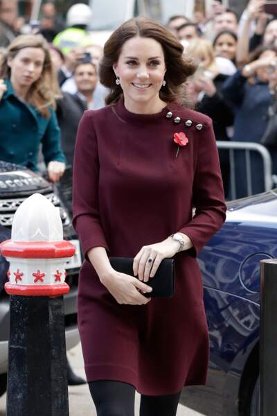 Kate Middleton, enceinte de 4 mois, dissimulant son ventre avec une pochette, à Londres, le 8 novembre 2017.