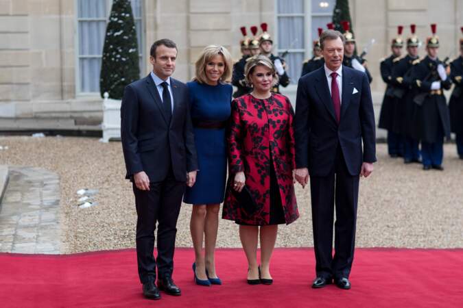 Brigitte Macron très chic en bleu avec la grande duchesse du Luxembourg tout en rouge