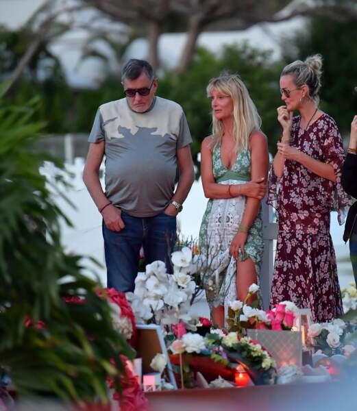 Le producteur Jean-Claude Camus et sa fille Isabelle avec Laeticia Hallyday sur la tombe de Johnny le 22 avril 2018