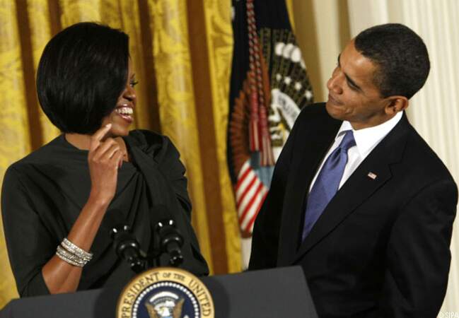 Michelle demande à Barack de le regarder dans les yeux pendant la cérémonie d'hommage aux femmes du monde entier po