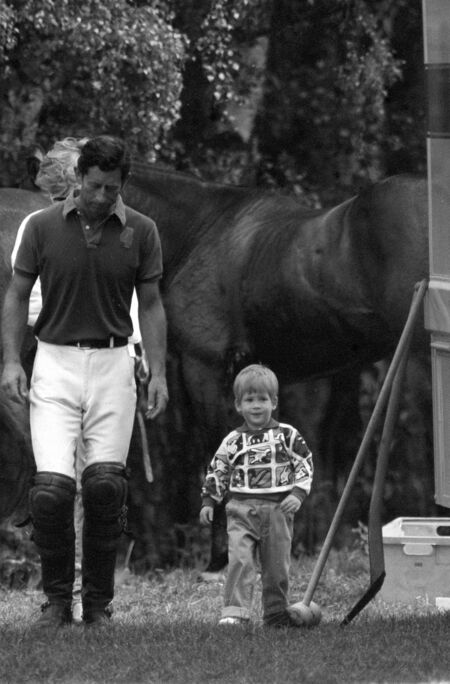 Le prince Harry et son père le prince Charles lors d'un match de polo en 1987