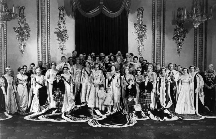 Charles, au premier rang, sur la photo officielle du couronnement de la reine Elizabeth II en 1953.