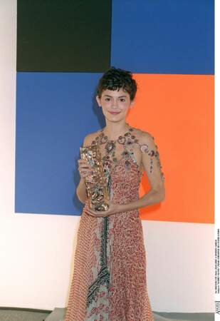 Audrey Tautou pose avec le César du meilleur espoir pour "Vénus Beauté (Institut)" en 2000