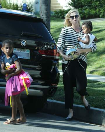 Charlize Theron se balade avec Jackson et August à Los Angeles. Jackson, 5 ans, s'habille toujours en fille