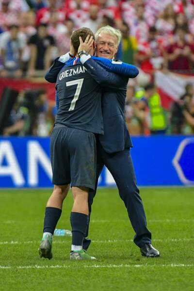 Didier Deschamps dans les bras d'Antoine Griezmann après leur victoire à la Coupe du monde