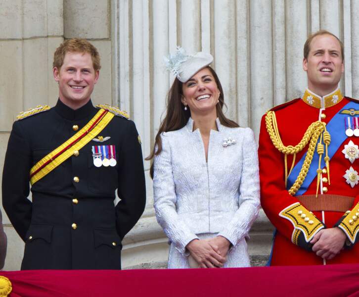 Kate Middleton sur le balcon de Buckingham, entourée de son époux le prince William et du prince Harry, juin 2014