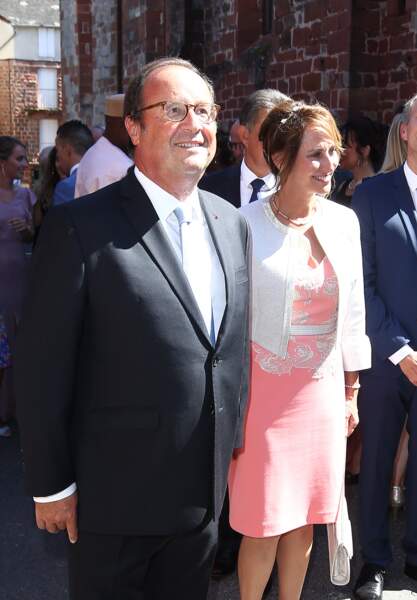 Ségolène Royal et François Hollande arrivent ensemble au mariage de leur fils Thomas Hollande.