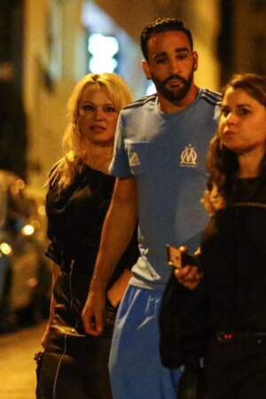 Pamela Anderson (50 ans) et son compagnon le footballeur de l'OM Adil Rami (32 ans)