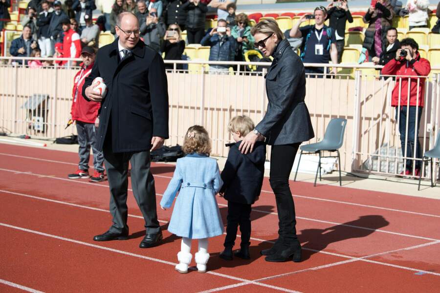 Prince Albert de Monaco, Charlène et les jumeaux très chics, avec Gabriella élégante en bottes fourrées