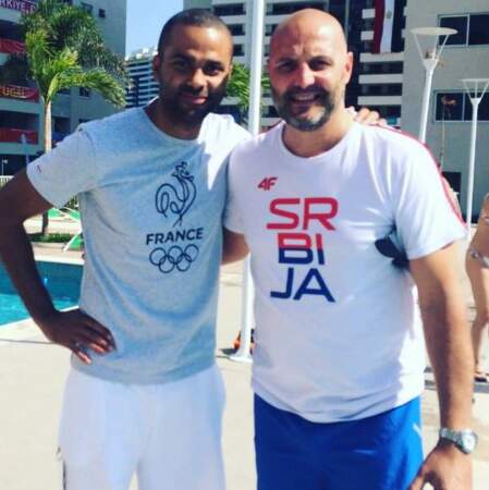 Tony Parker rencontre Sasa Djordjevic, légende du basket yougoslave et aujourd'hui coach de l'équipe serbe