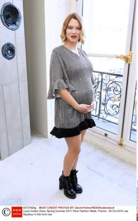 Léa Seydoux, enceinte, porte joliment son ventre rond chez Vuitton