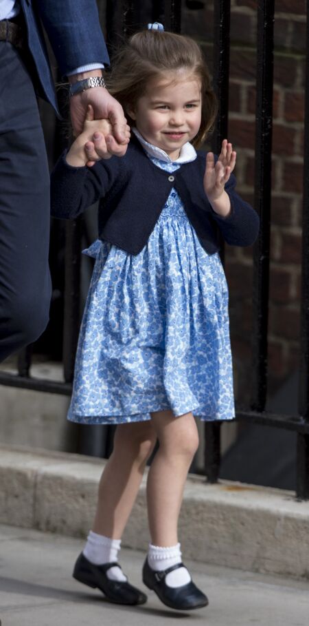 Sosie de son arrière-grand-mère, Charlotte maîtrise déjà le salut royal.