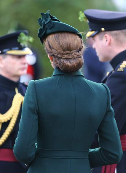 Kate Middleton avec un joli chignon bas doublé d'une tresse pour plus de sophistication le 17 mars 2019