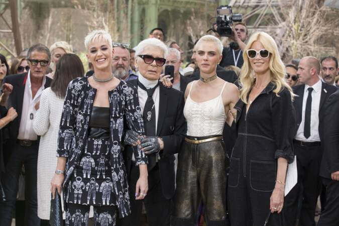 Katy Perry, Karl Lagerfeld, Cara Delevingne et Claudia Schiffer au défilé Chanel au Grand Palais en 2017