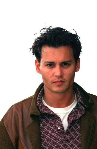 Johnny Depp  incarne le brun ténébreux par excellence des années 90