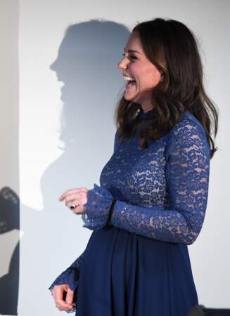 Kate Middleton, en robe en dentelle Séraphine, visite les locaux de l'association Place2Be à Londres le 7 mars 2018