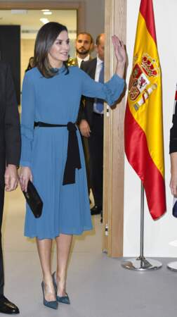 Toujours très élégante, Letizia d'Espagne  en robe bleu cobalt ceinturée de noir, une tenue Zara soldée à 12,99 €