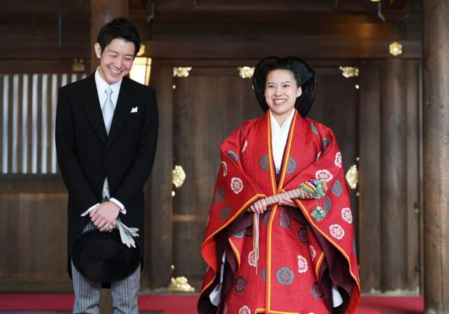 Ayako, en kimono rouge à traîne, avec son époux après leur cérémonie de mariage le 29 octobre 2018 à Tokyo