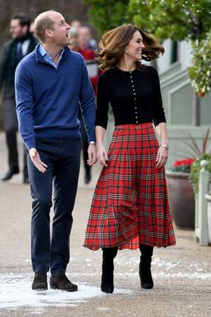 Kate Middleton joyeuse et lookée avec le prince William lors d'une fête de Noël à Kensington