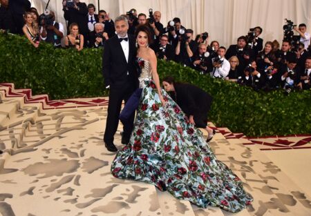 Pour son premier gala du Met, Amal Clooney fait sensation avec George Clooney dans une robe à traîne incroyable