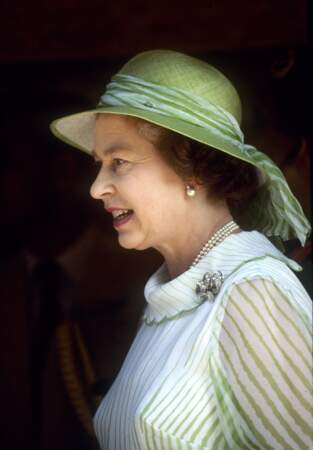 Dans les années 70, la reine dans une robe légère et chapeau colonial