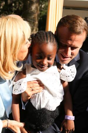 Emmanuel et Brigitte Macron sous le charme d'une petite fille