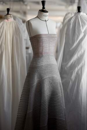 Une tenue brodée de galons nuancés du gris perle à l’anthracite Dior Haute Couture 