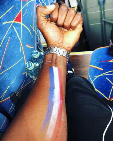 Omar Sy s'est peint les couleurs de la France sur son bras. "Force à vous," écrit-il en soutien aux Bleus. 