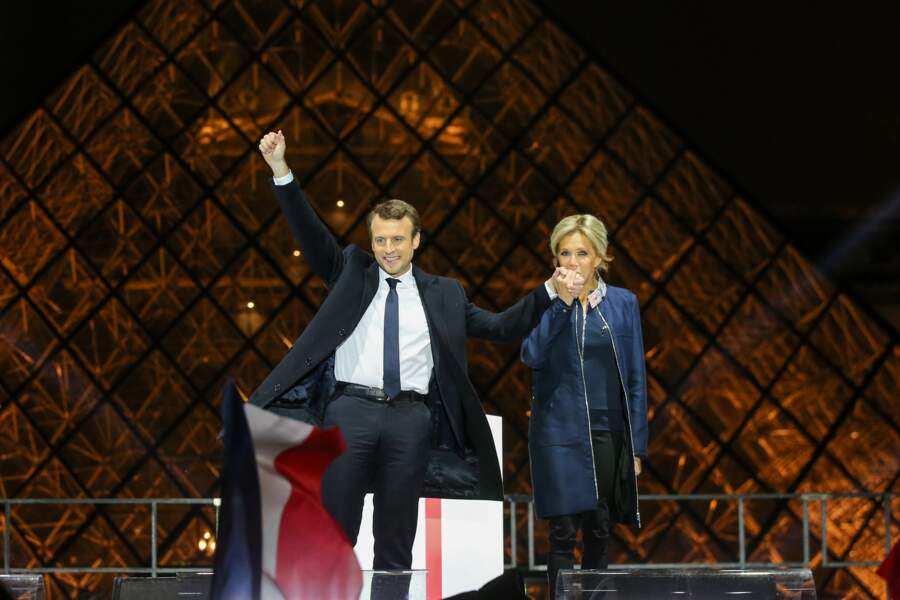  7 mai 2017 : Brigitte Macron en robe et manteau Louis Vuitton pour l'élection présidentielle