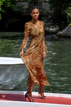 Longue robe "chiffon dress", l'imprimé tigre de sa robe Twinset colle à la peau de Tina Kunakey.