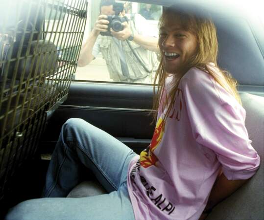 Axl Rose menotté dans un véhicule de police lors de son arrestation en 1992