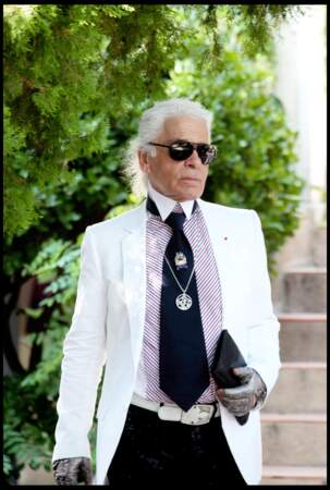 Karl Lagerfeld, en veste blanche sur chemise rayée, un look très "French Riviera" à Saint Tropez en 2010