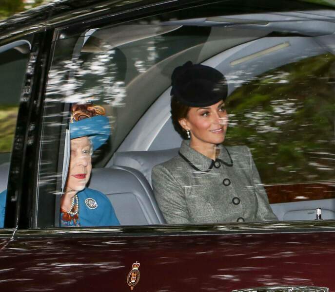 Kate Middleton ultra chic avec un chignon et le visage très maquillé pour retrouver la reine