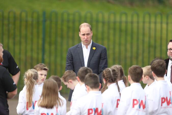 Le prince William est accueilli par des petits élèves dans la région d'Abergavenny 