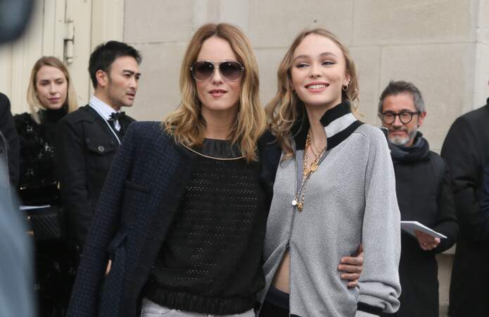 Vanessa Paradis et sa fille Lily-Rose Depp, font leurs débuts timides ensemble chez Chanel en 2017